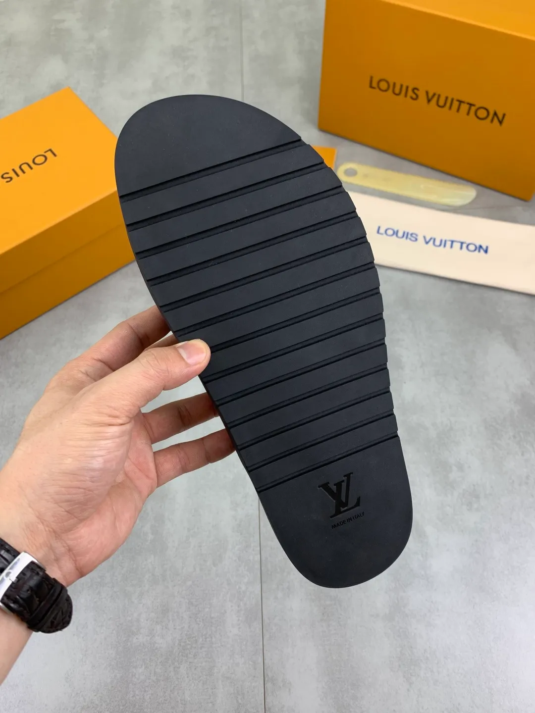 Men's shoes 💰P320💰【New style】🆘 Original quality 【LOUIS VUITTON】The popular Louis Vuitton LV men's slippers on the official website are on sale simultaneously! Original fabric imported from Italy, original factory special supply, code number: 38-44 (45 customized), many colors available